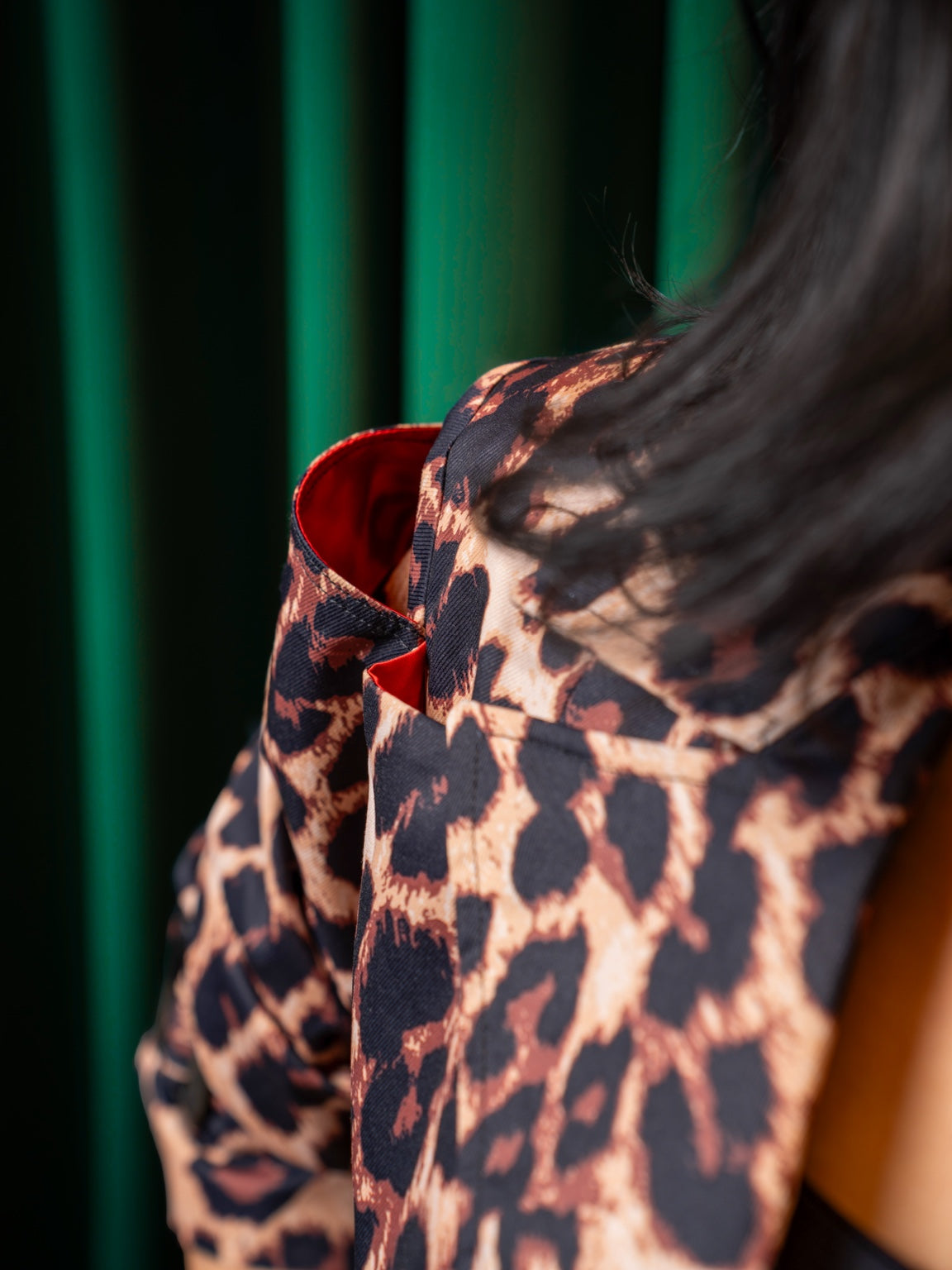 Tiger blush - shoulder detail